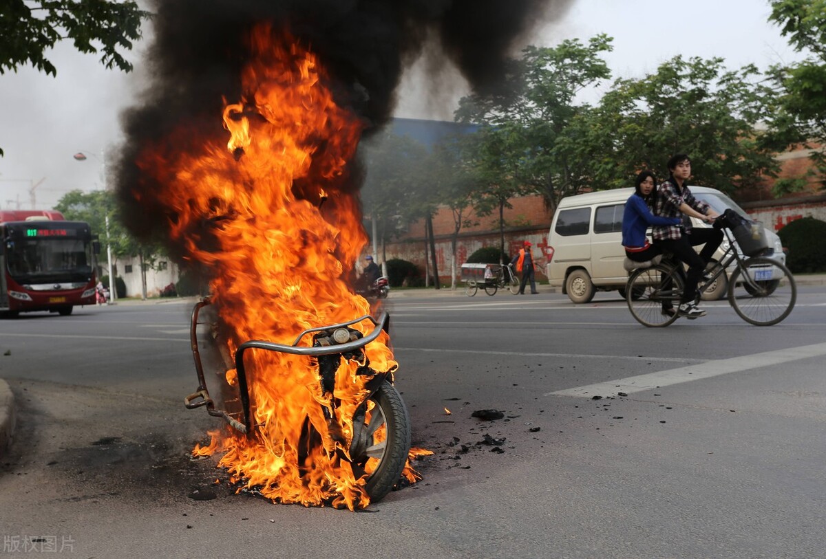 其实,电动自行车起火爆炸已经不是什么新鲜事,每年因为两轮电动车起火