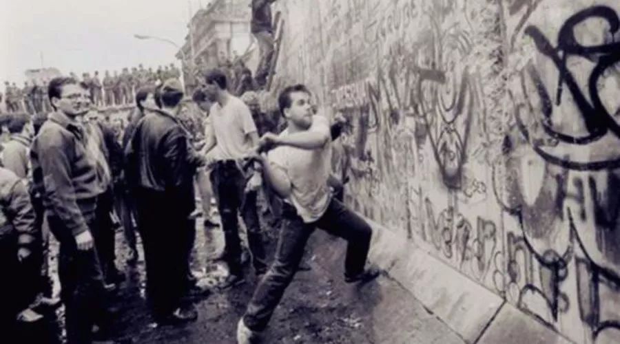 默克尔：从物理博士到“欧洲大婶”