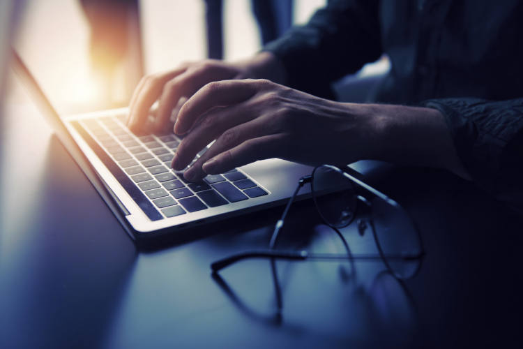 容不下差评的社会，大众没有点评的权利