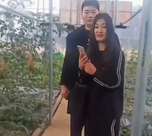 大衣哥儿媳妇开豪车干农活，是炫富作秀？