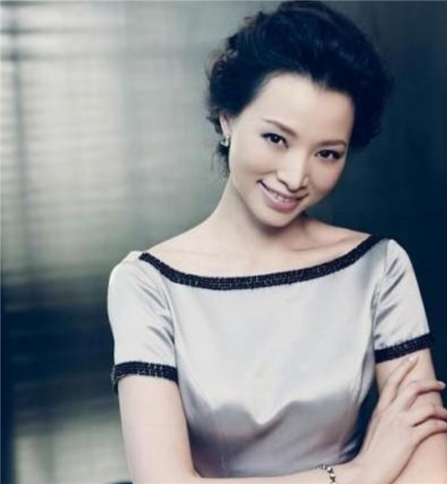 密春雷的简介密春雷早年出身贫困现在变成富豪身价60亿娶央视女神为妻