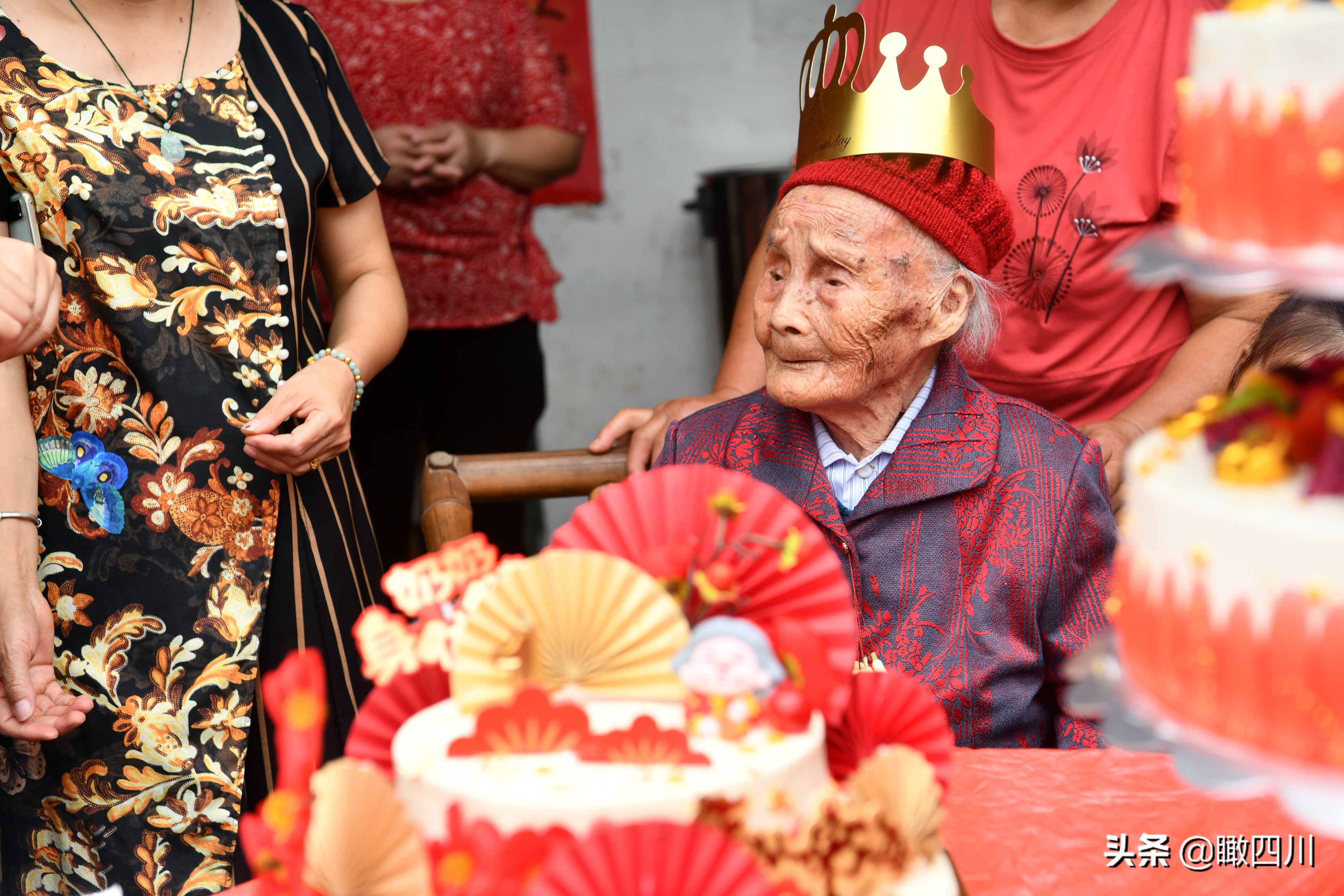 最牛00后迎来121岁老人迎来生日六世同堂膝下子孙后人百余名