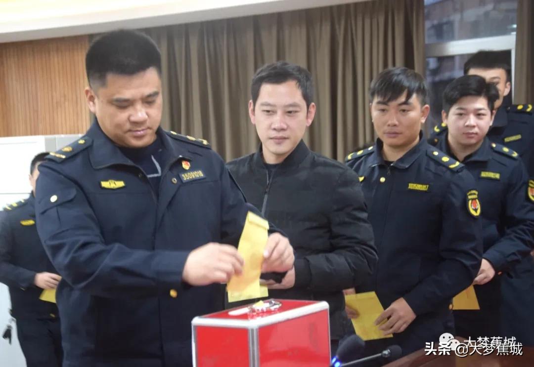 具体表扬名单如下:先进集体:机动中队先进个人:陈宇非,周辉义通报表扬