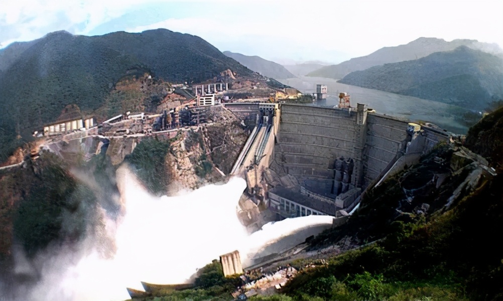 “坠落”的中国首富：拉着政府、银行“豪赌”梦想