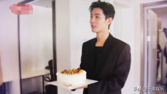 而近日,一段关于肖战手捧蛋糕为别人过生日的视频曝光,这段视频是