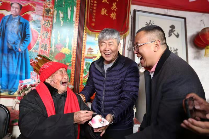河南南乐志愿者为114岁老兵过生日