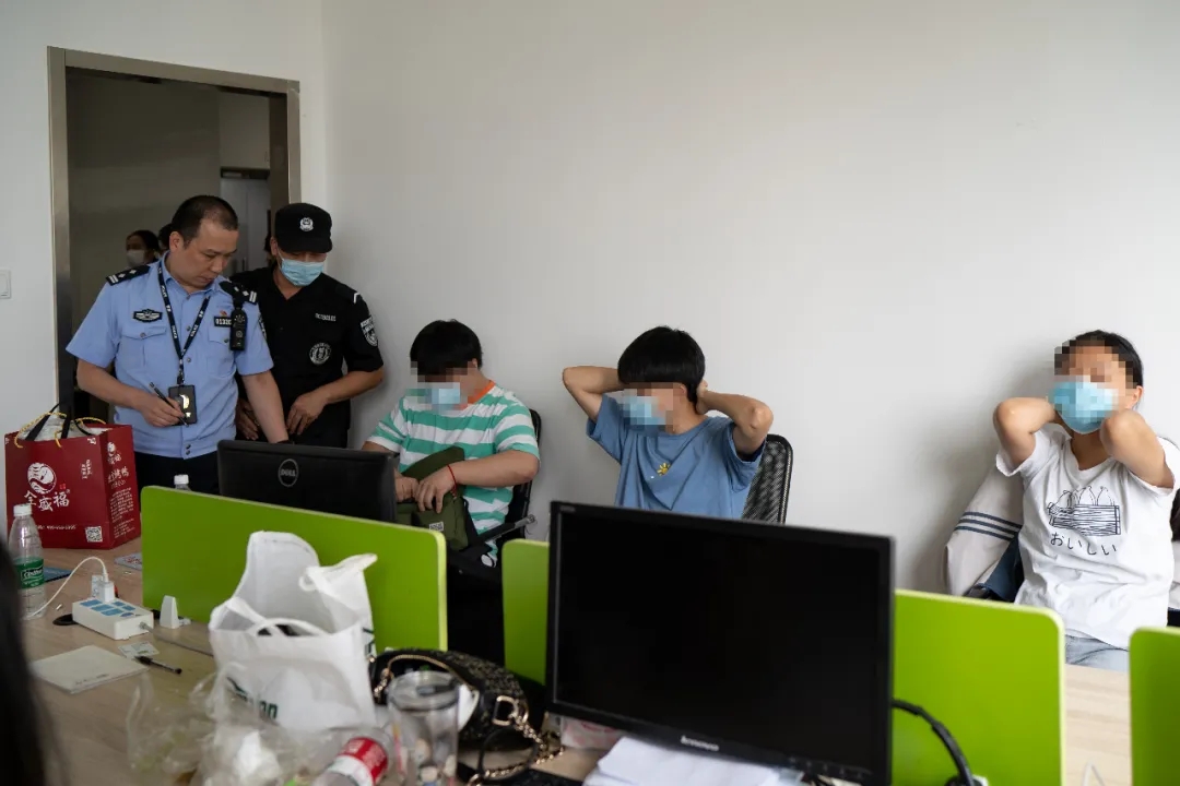 利用app炒股实施电信网络诈骗杭州一团伙63人被抓