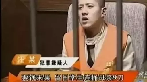 女孩狠踹母亲：你拿命宠着的孩子，其实最恨你
