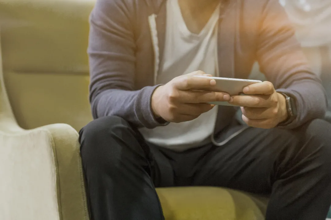 活得小心翼翼，“爸！你什么时候变得这么窝囊了？”