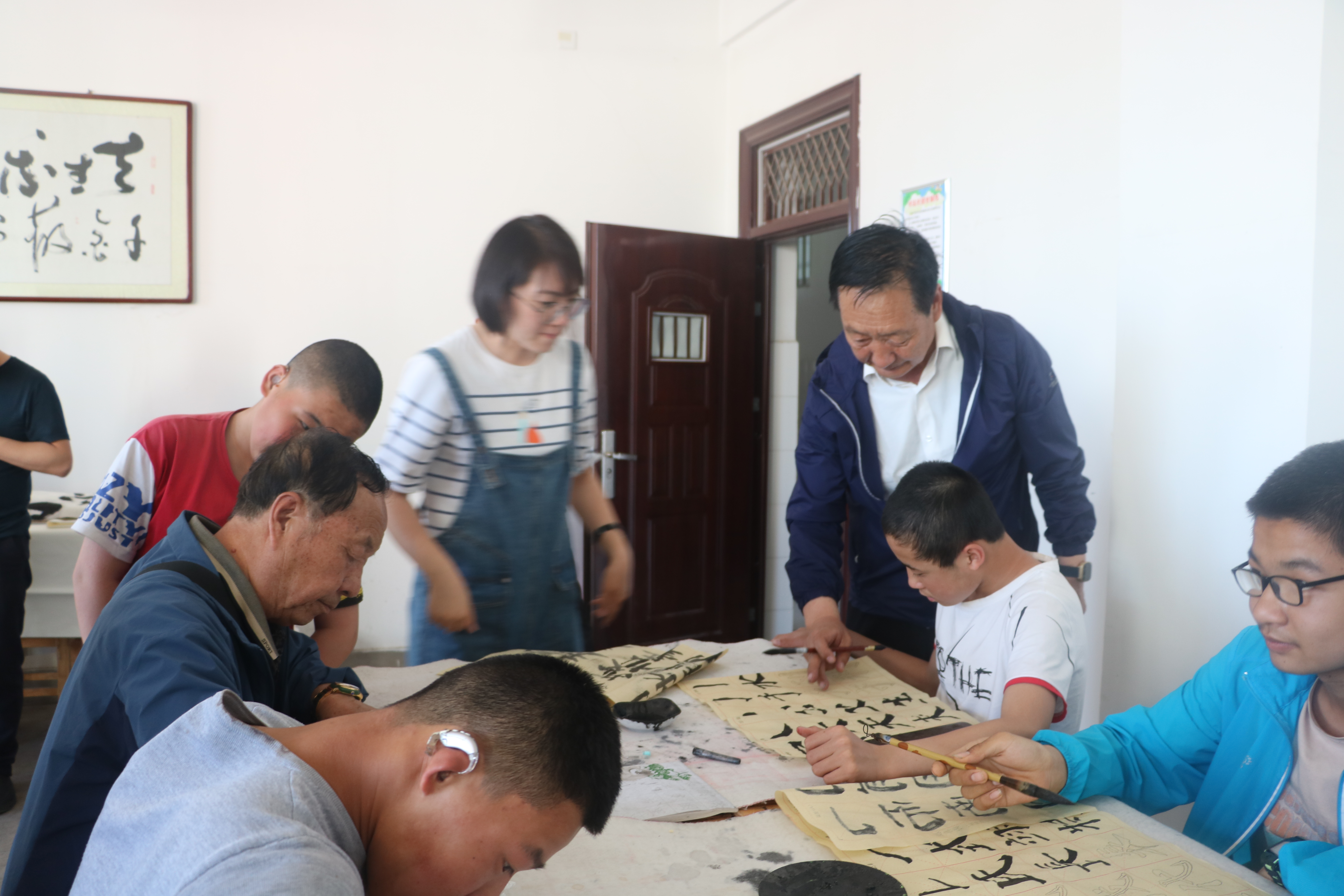 书画名家赴平凉市特殊教育学校开展送书画联谊活动