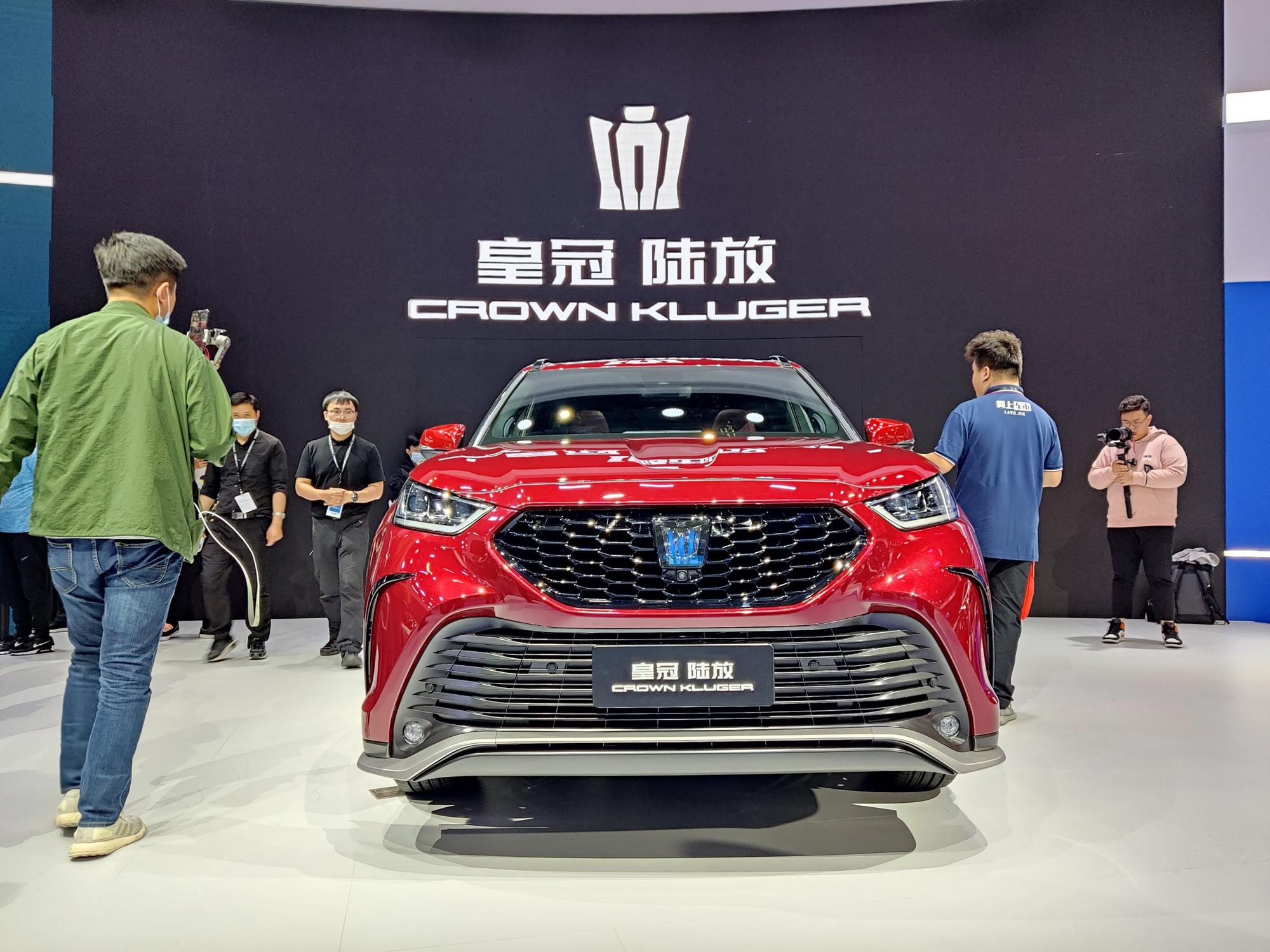 2021上海车展实拍丰田皇冠陆放,皇冠标 汉兰达,还不
