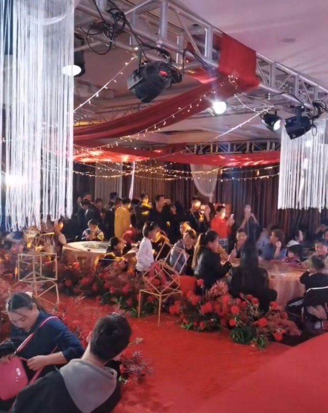 大衣哥朱之文儿子结婚 现场接地气显亲民儿子敬茶朱之文幸福偷笑|大衣