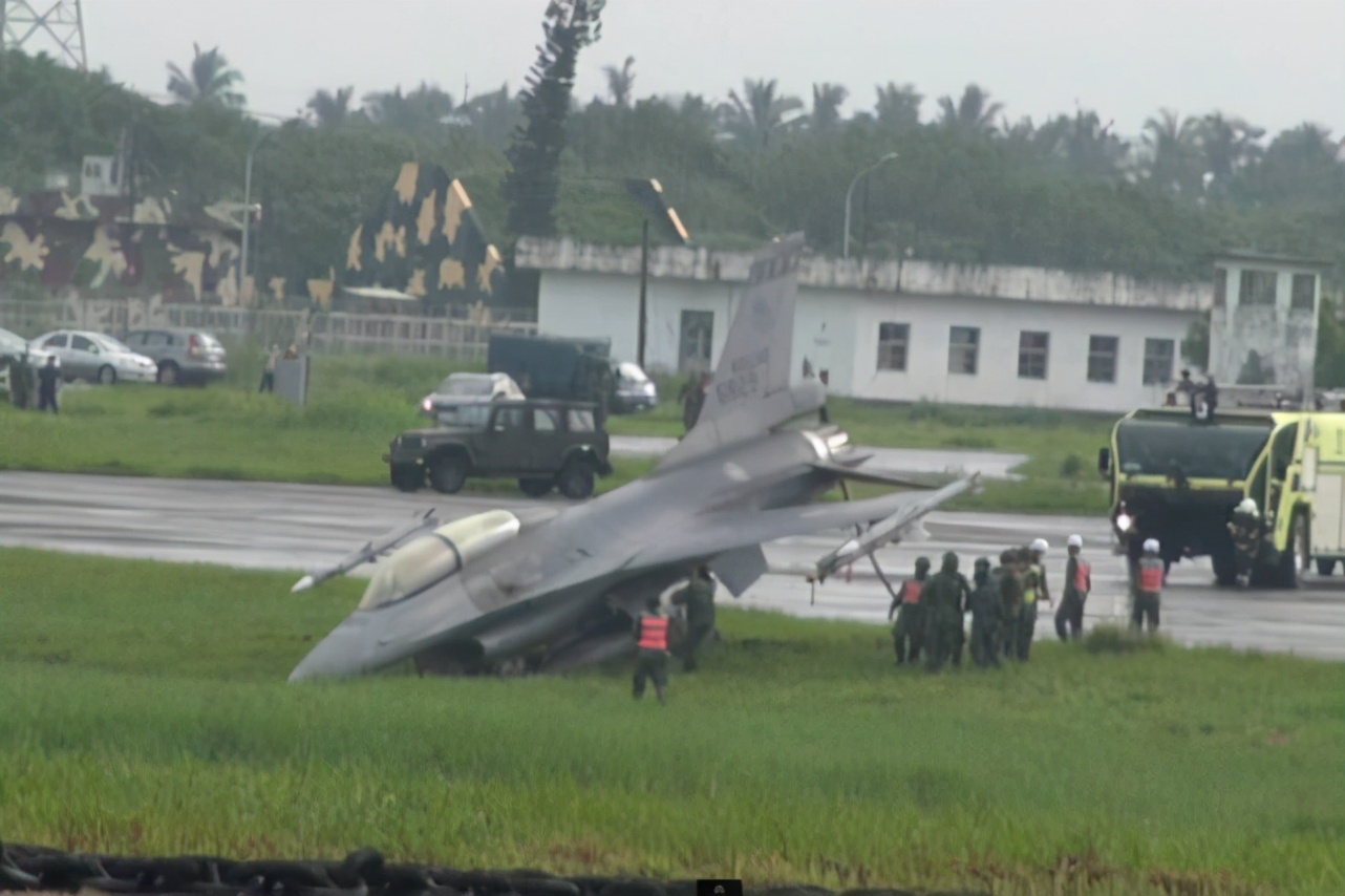 台军一架f-16战机降落时冲出跑道,机头插入土里