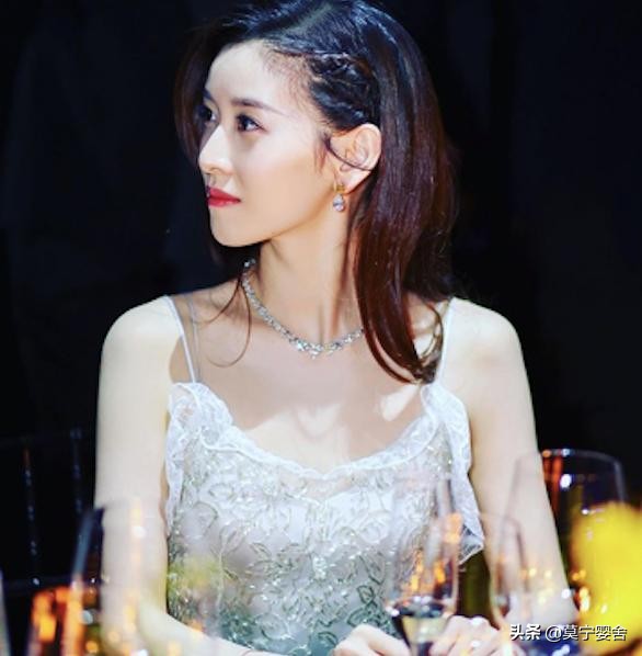 28岁章泽天社交平台突晒活动美照,尽显成