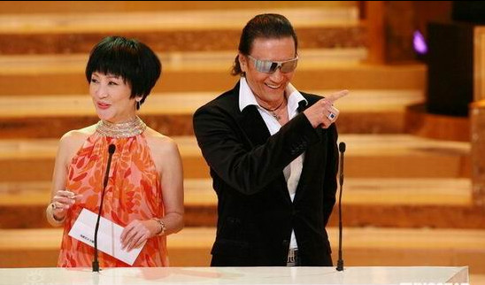 谢霆锋爸妈离婚多年仍恩爱不顾现任在旁自顾亲吻现任表情亮了