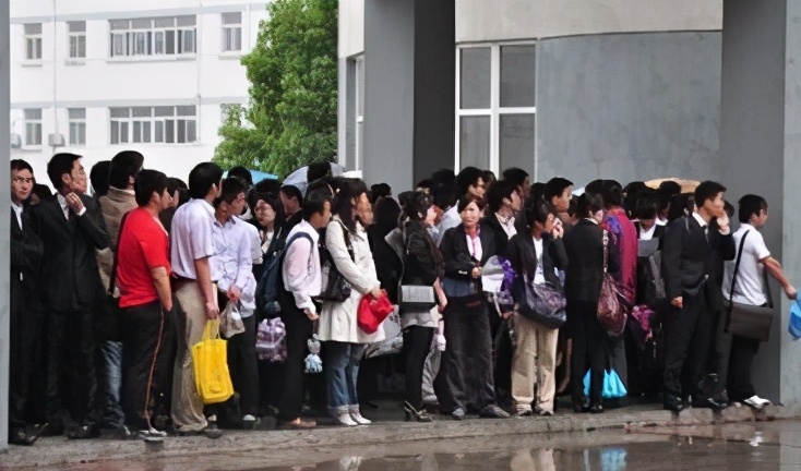 人才倒挂现象频发，蓝领市场竞争强烈，本科欲哭无泪