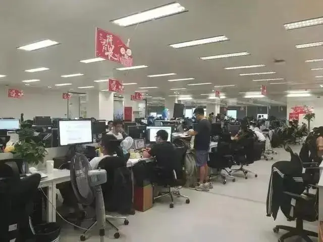 再上热搜，每月工作300小时？拼多多这是怎么了？