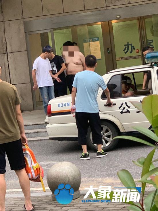 17岁少年的死亡追问：看守所内昏倒为何继续擦地板？