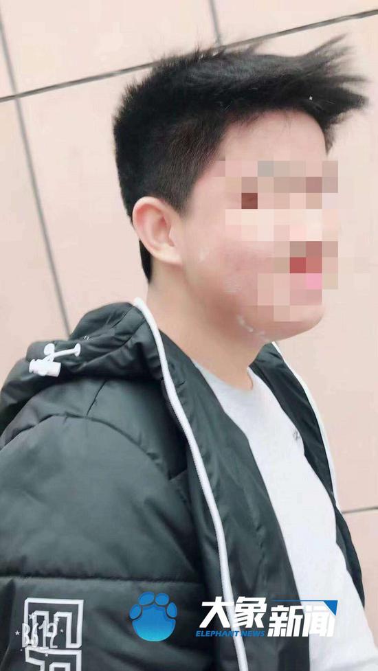 17岁少年的死亡追问:看守所内昏倒为何继续擦地板？