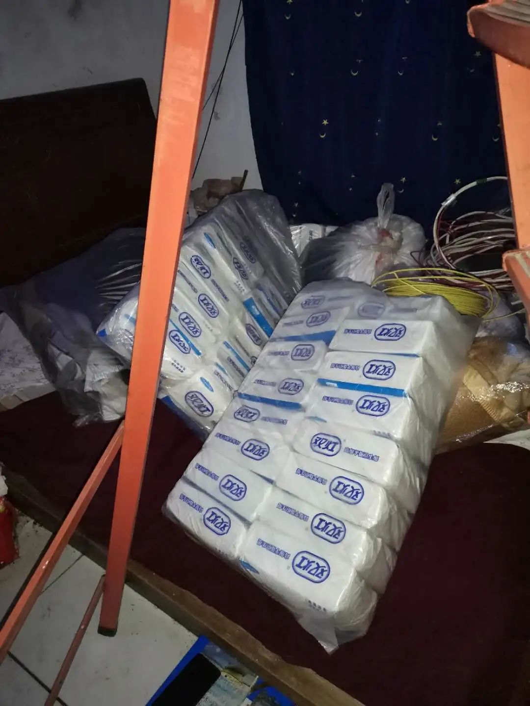 用散装卫生巾的少女