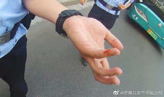 女子乘公交拒戴口罩还辱骂,威胁,抓伤多名警察  已被刑拘