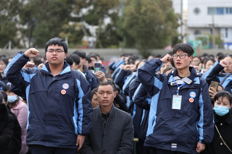 洪泽湖高级中学举行18岁成人仪式暨2021届高考百日誓师大会