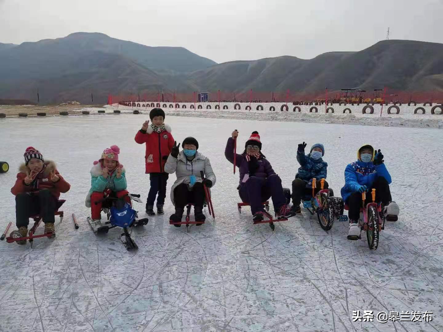 关爱健康—助力心智障碍者家庭冰雪运动汇活动在兰州龙山国际滑雪场