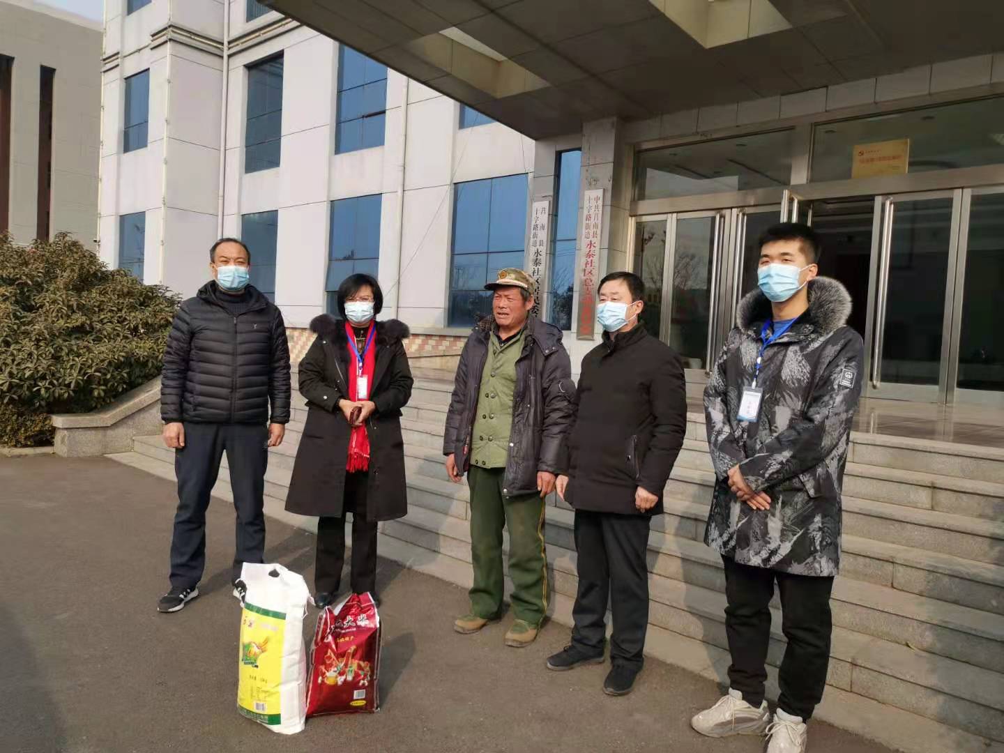 人民武装部莒南县退役军人事务局联合刘姐物业走访老兵和现役军人家属