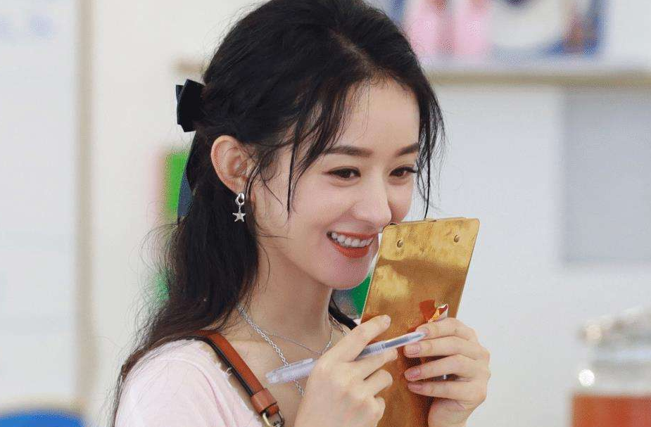 中餐厅赵丽颖切肉到手抖为给工作人员送上盒饭超拼der