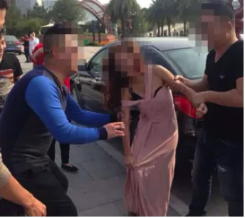 “婚礼当天被扒光、关铁笼、扔鸡蛋”