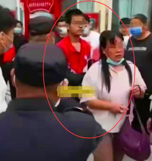 少年殴打母亲被路人教训下跪认错