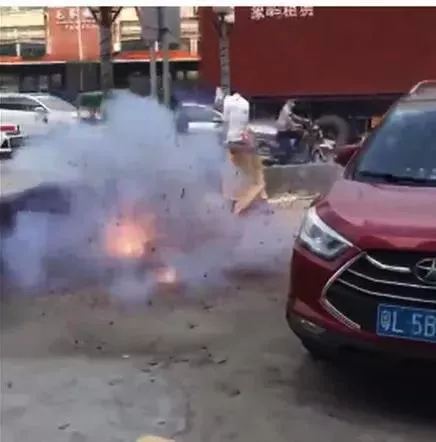 “婚礼当天被扒光、关铁笼、扔鸡蛋”