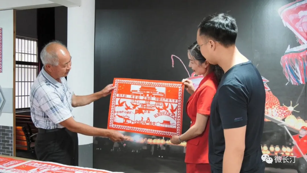 长汀:省级非遗传承人剪刻纸作品颂党恩