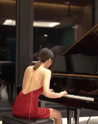 弹钢琴的美女背影，应该旋律会很动人吧 辣妹子