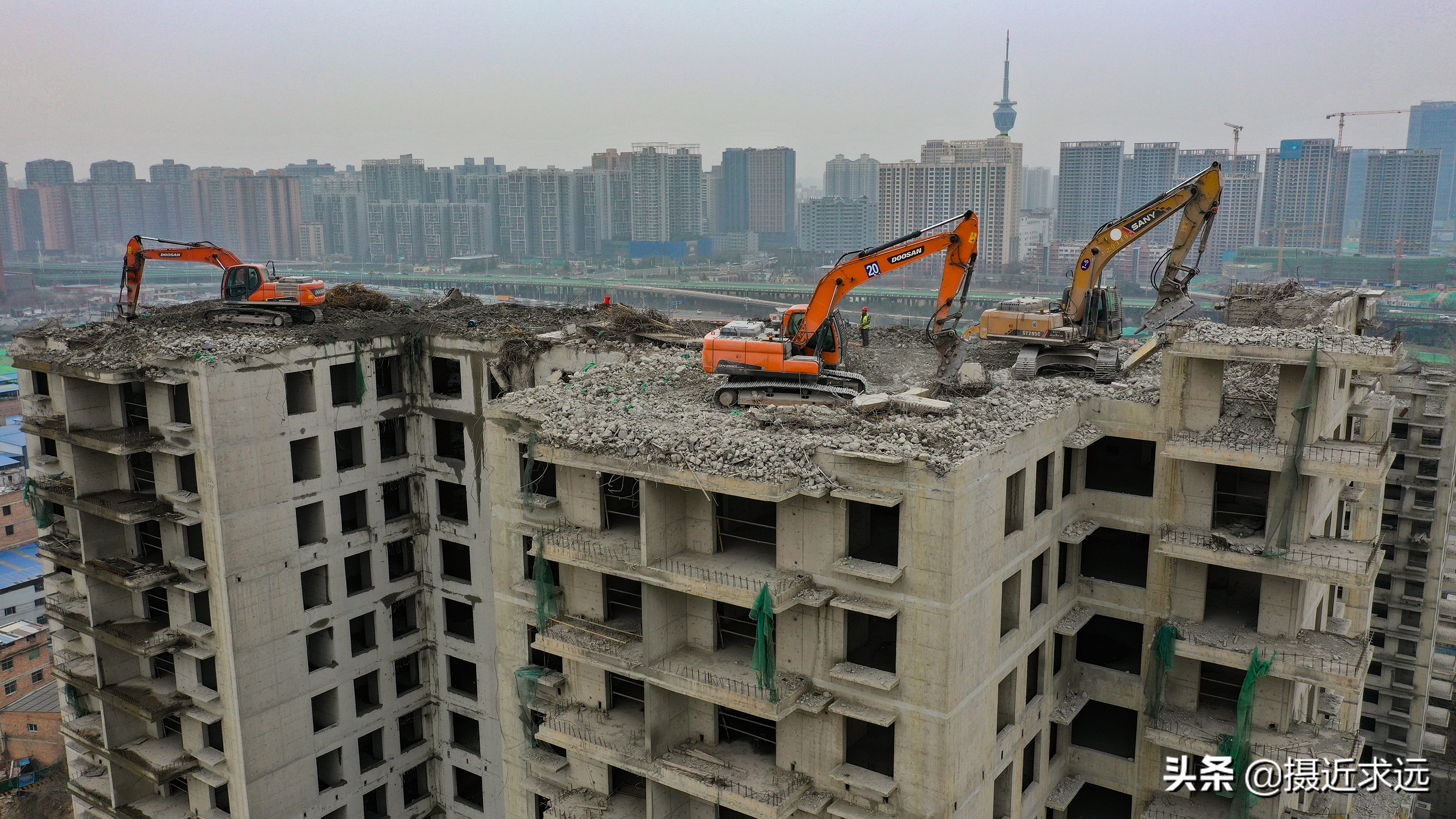 拆高楼挖掘机怎么上去的