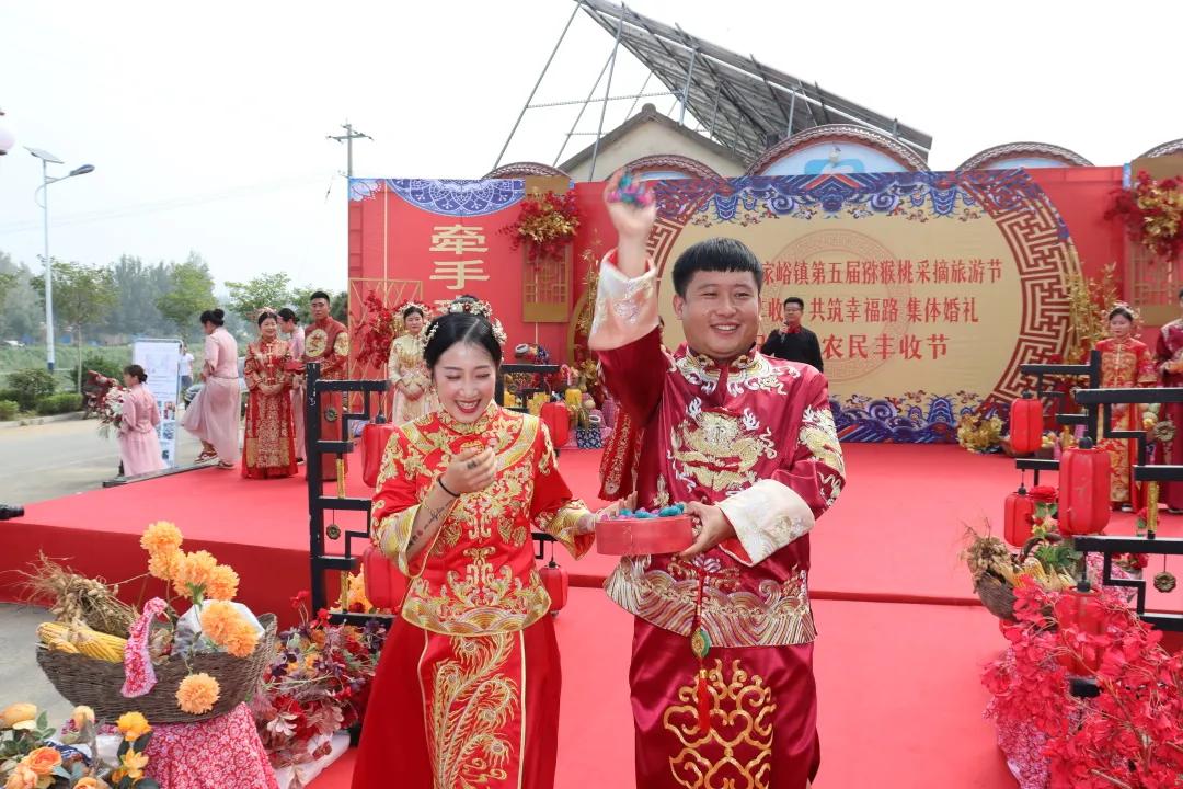 新人们怀着对幸福的向往缓缓步入传统婚礼现场,交换信物,展婚书,合卺