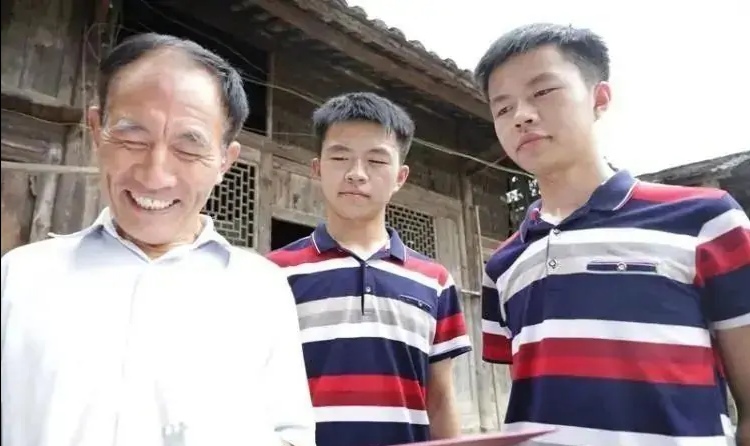 湖南双胞胎分别被清北录取是怎么回事网友热评2兄弟可以换着上清北