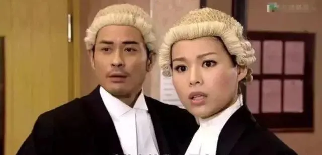 香港法官头顶的假发,该摘下了!令人作呕的脏假发,如清朝辫子头