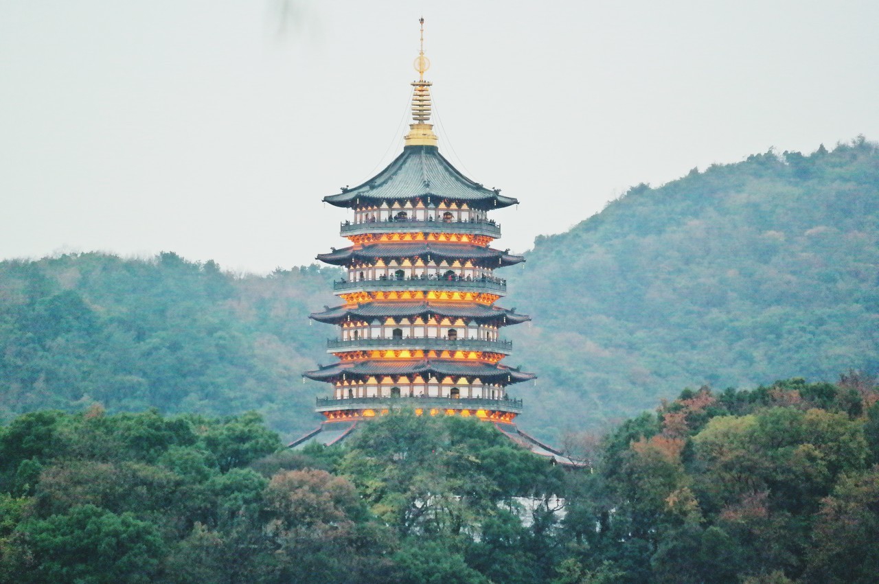 《白蛇传》中,白娘子水漫金山救许仙,就是被法海镇压在这雷峰塔下