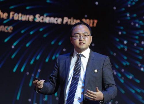 几个老院士围着一个处长陪笑