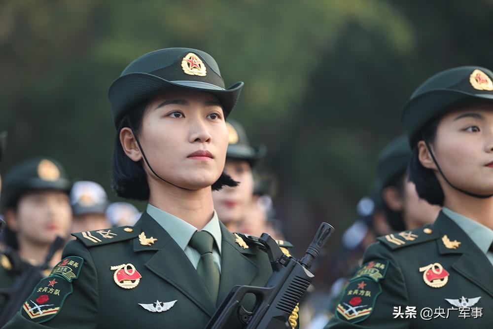 英姿飒爽的女兵!