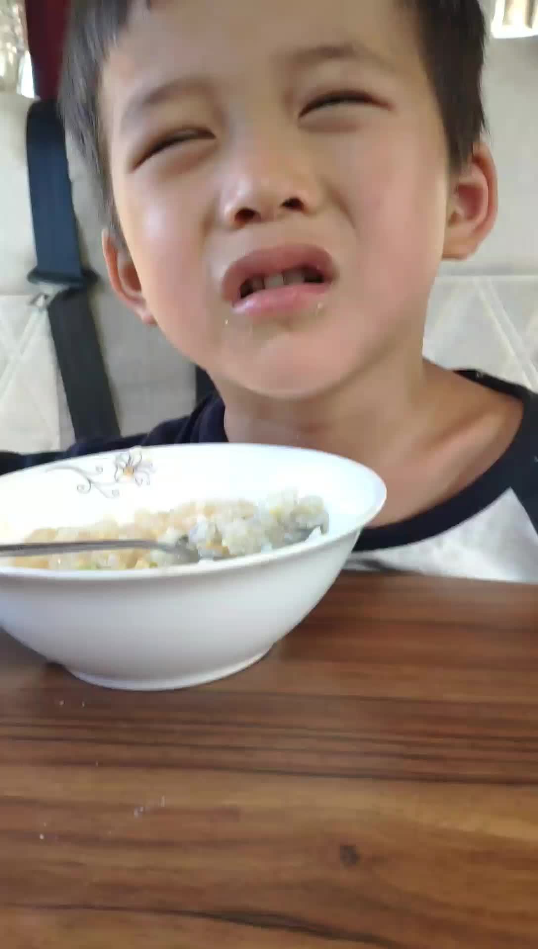 看这哭戏能打几分,吃饭太墨迹我就瞪着他[捂脸][晕]#育儿##搞笑