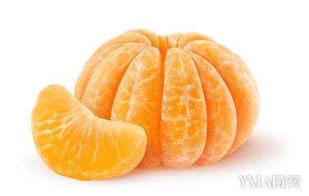 吃橘子竟全身变黄 美女惊出一身冷汗