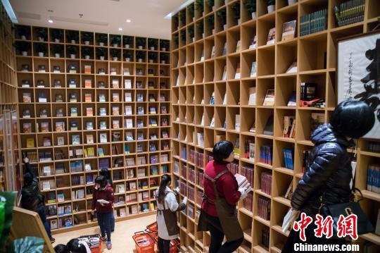 春节假期市民忙“充电” 福州书店迎来“购书潮”