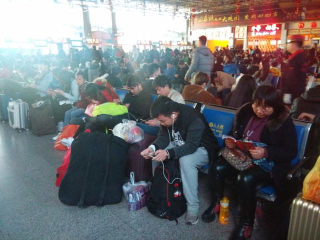春运高峰期昆明火车站五湖四海的同胞焦急的等待着回家与家人团聚