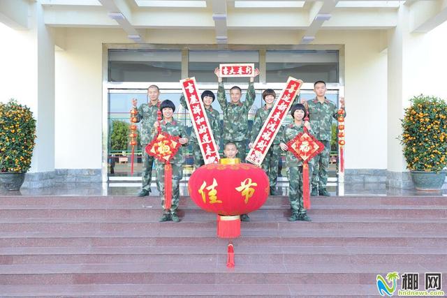 海警官兵亲手装扮警营 欢喜迎接春节