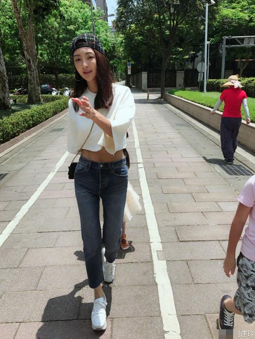 吴速玲带着子女逛街似三姐弟 老公曹格负责拍照吗？