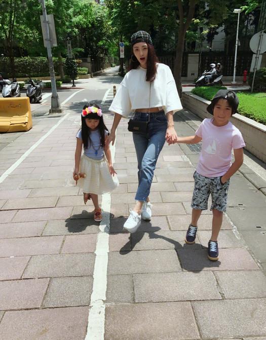 吴速玲带着子女逛街似三姐弟 老公曹格负责拍照吗？