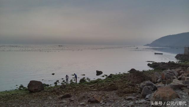 「手机拍照」这儿是烟台市西口，传统式小渔村的海滩是那样的