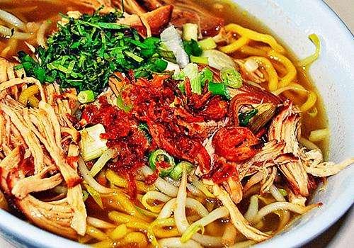 咸麻酸辣兴县冒汤,可口鲜香,的风味小吃是远近闻名.